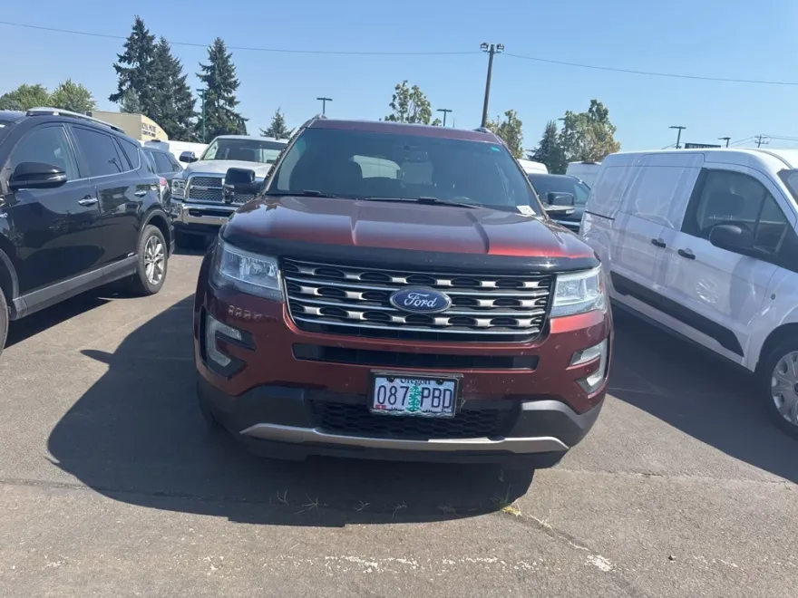 2016 Ford Explorer XLT photo 1