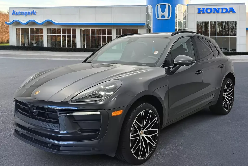 2023 Porsche Macan T photo 1