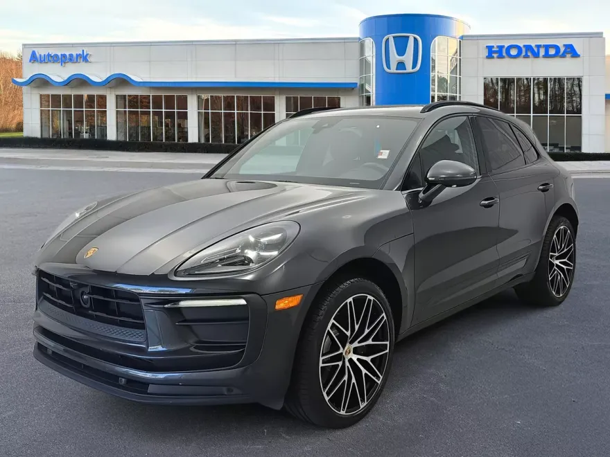 2023 Porsche Macan T photo 1