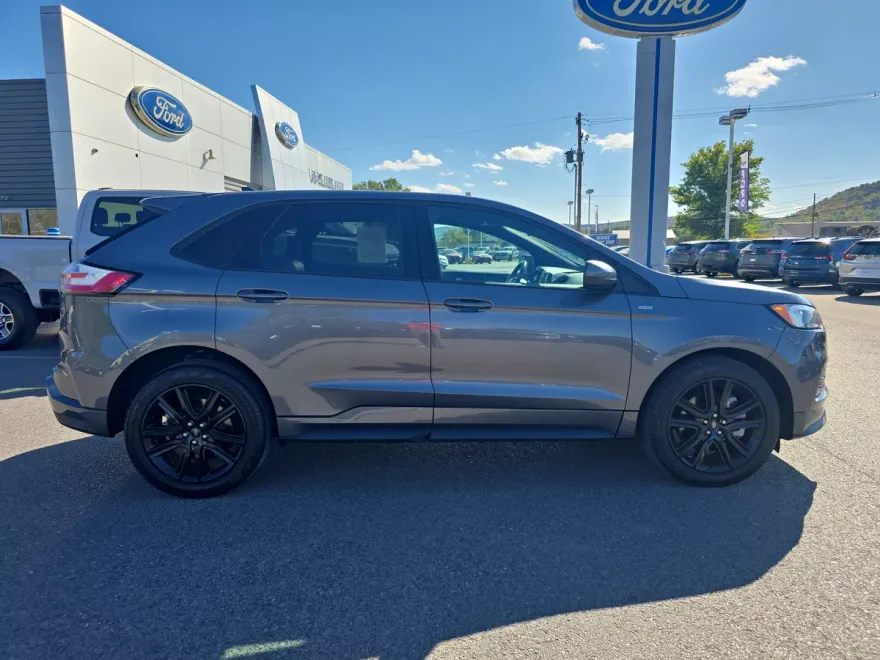 2022 Ford Edge ST-Line photo 1