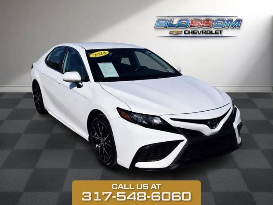 2024 Toyota Camry SE photo 1