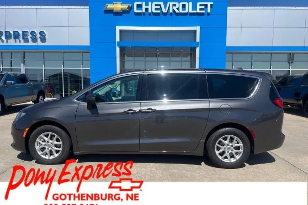 2023 Chrysler Voyager LX photo 1