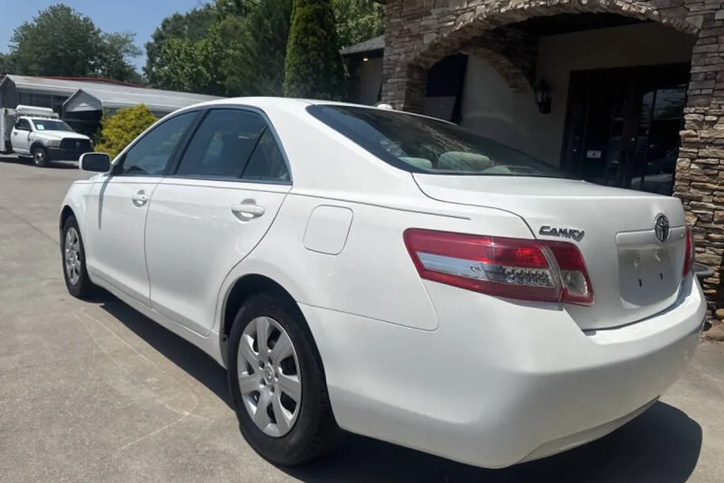 2011 Toyota Camry LE photo 1