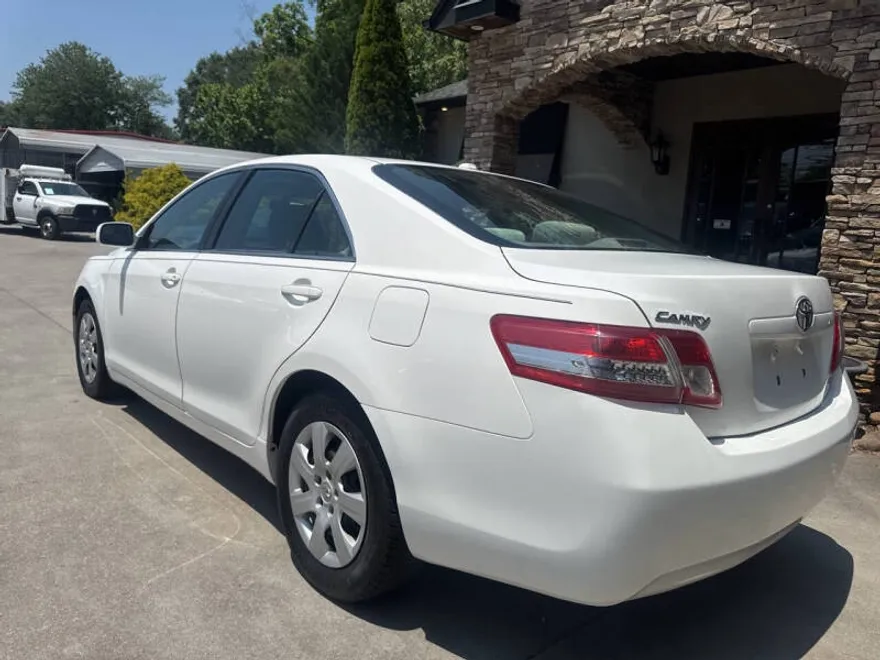 2011 Toyota Camry LE photo 1