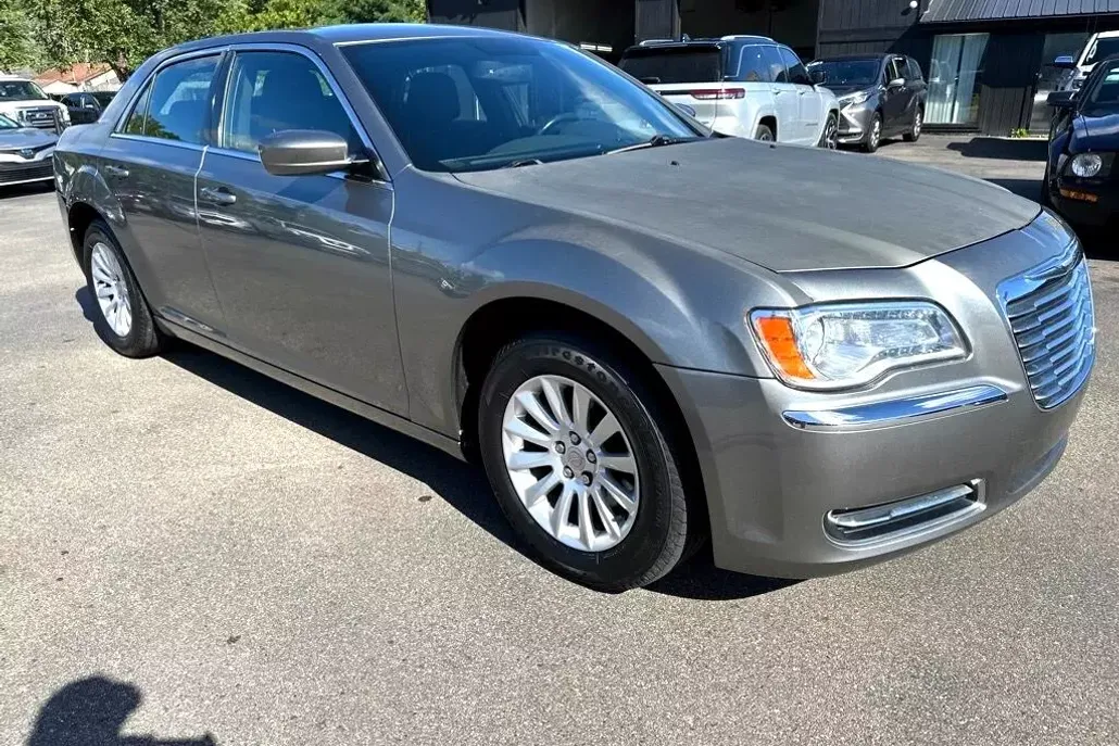 2011 Chrysler 300 Touring photo 1