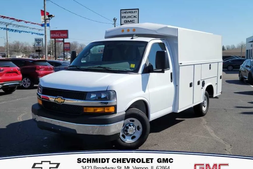 2024 Chevrolet Express Cutaway 3500 photo 1