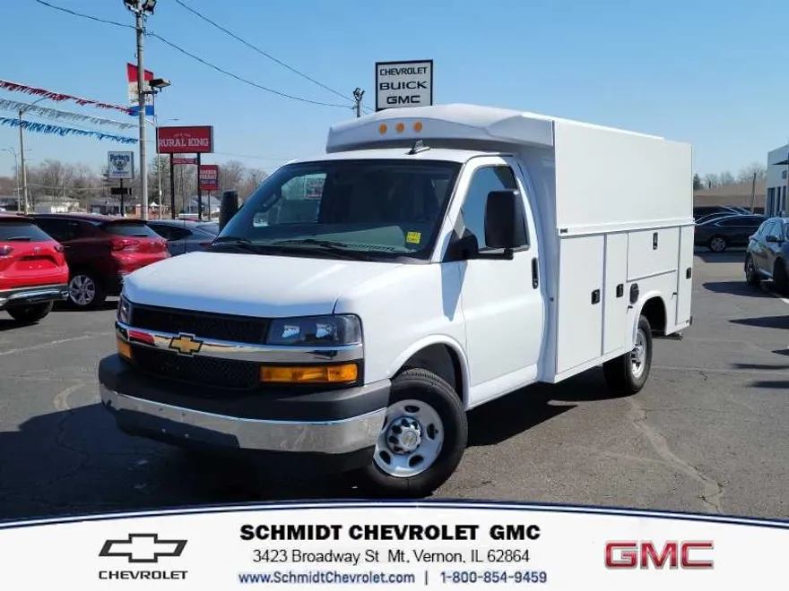 2024 Chevrolet Express Cutaway 3500 photo 1