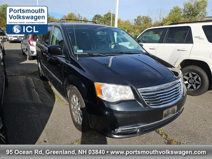 2014 Chrysler Town & Country Touring photo 1