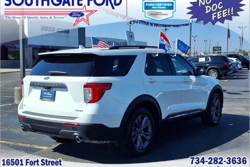 2023 Ford Explorer XLT photo 1