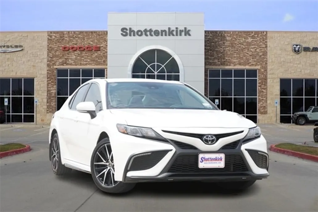 2024 Toyota Camry SE photo 1