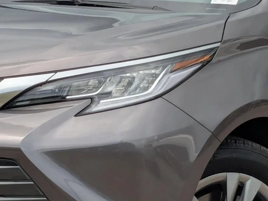 2024 Toyota Sienna Limited photo 1