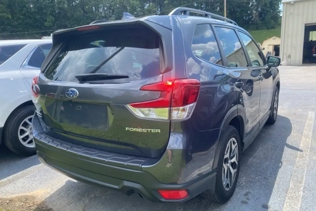 2023 Subaru Forester Premium photo 1