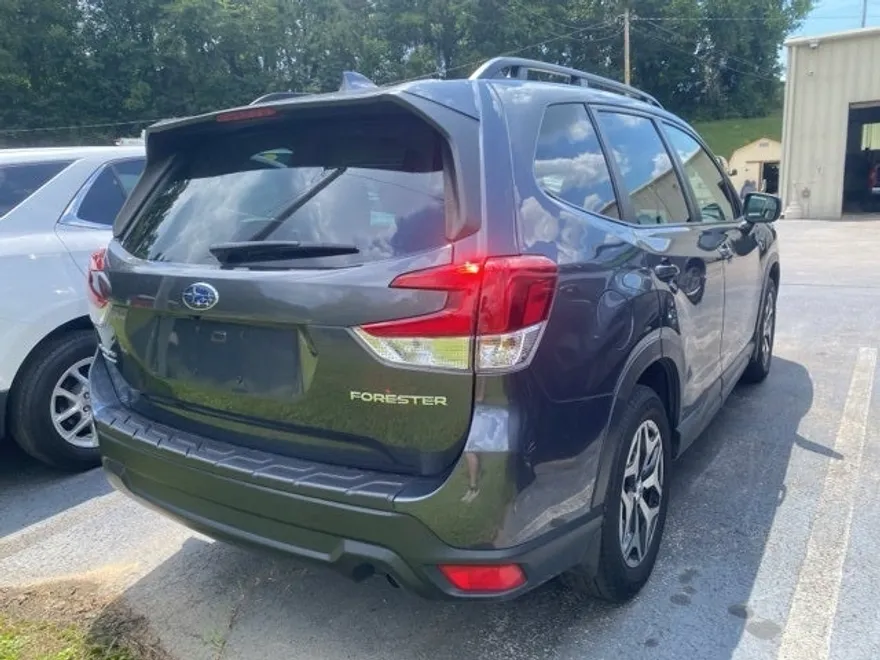 2023 Subaru Forester Premium photo 1