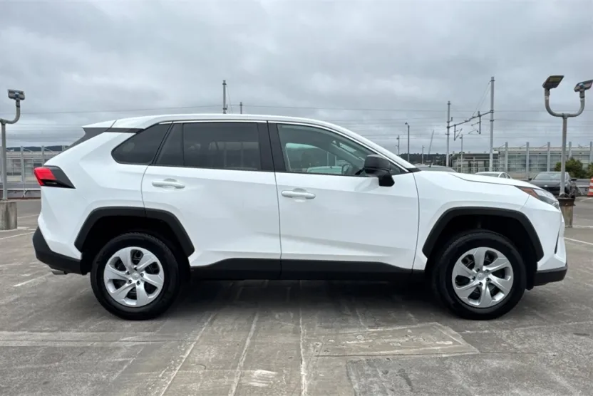 2024 Toyota RAV4 LE photo 1