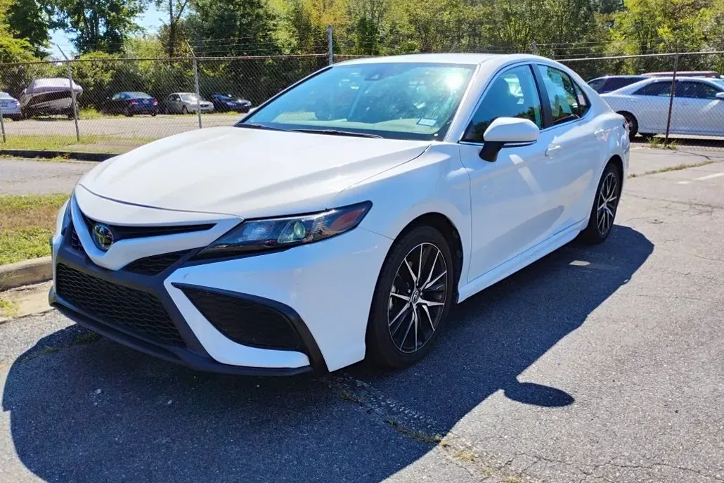 2024 Toyota Camry SE photo 1