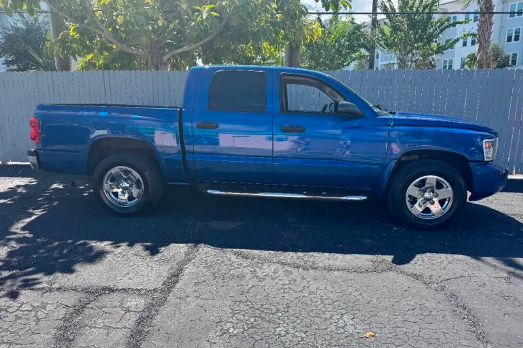 2011 Dodge Dakota SXT SLT photo 1