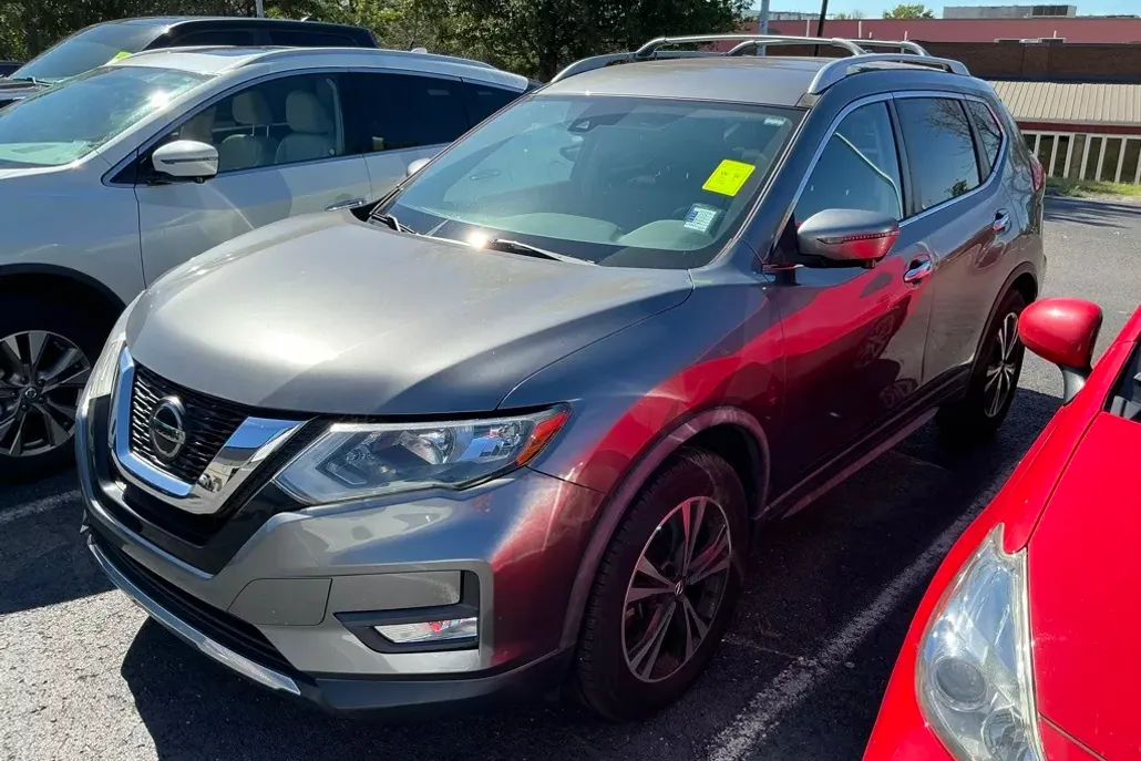 2019 Nissan Rogue SV photo 1