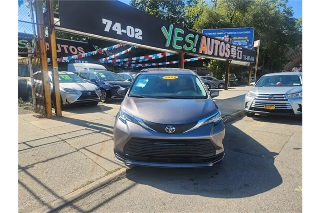 2022 Toyota Sienna LE photo 1