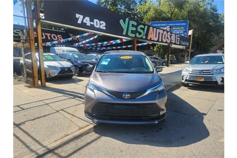 2022 Toyota Sienna LE photo 1