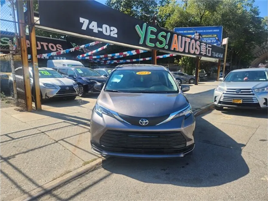 2022 Toyota Sienna LE photo 1