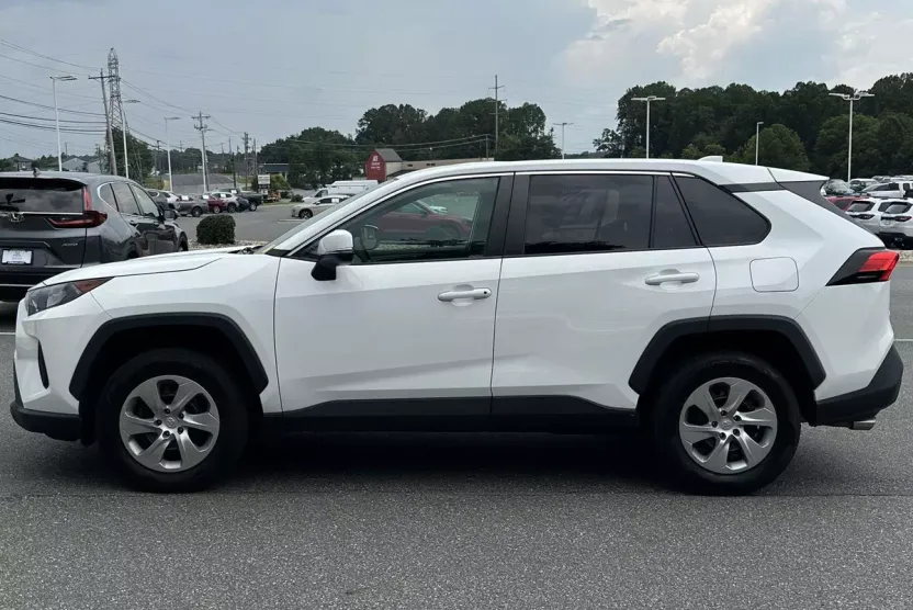 2022 Toyota RAV4 LE photo 1