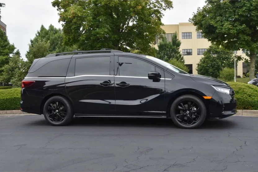 2023 Honda Odyssey Sport photo 1