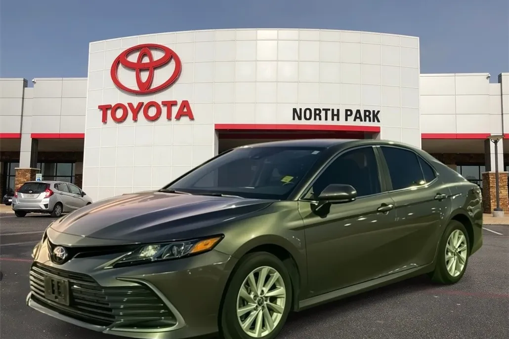2022 Toyota Camry LE photo 1