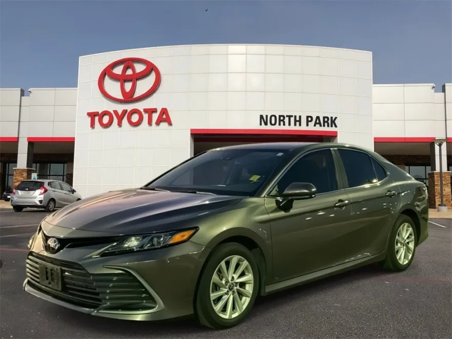 2022 Toyota Camry LE photo 1
