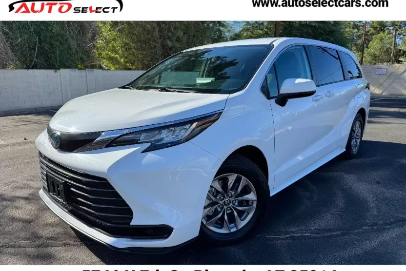 2023 Toyota Sienna LE photo 1