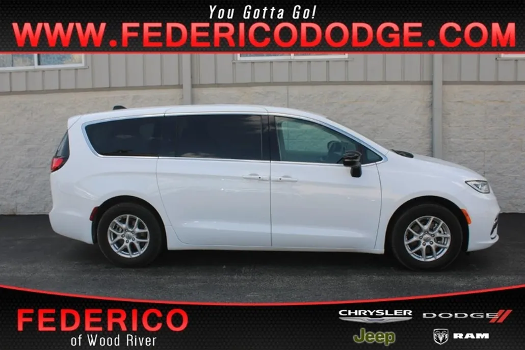 2024 Chrysler Pacifica Touring L photo 1