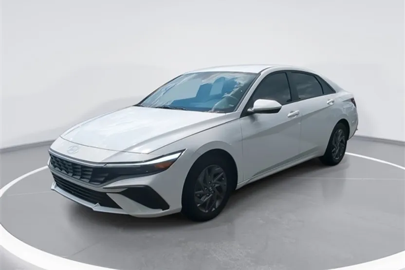 2024 Hyundai Elantra SEL photo 1