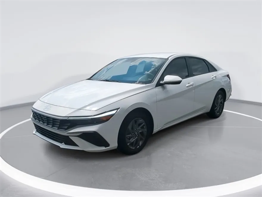 2024 Hyundai Elantra SEL photo 1