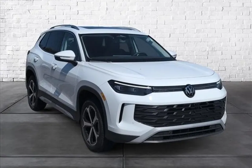 2025 Volkswagen Tiguan SE photo 1