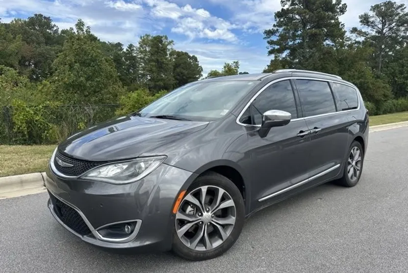 2017 Chrysler Pacifica Limited photo 1