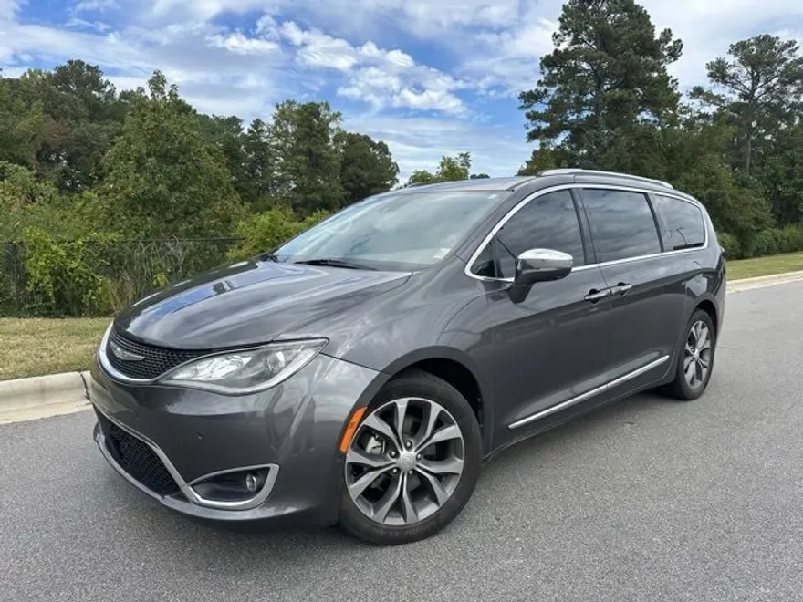 2017 Chrysler Pacifica Limited photo 1