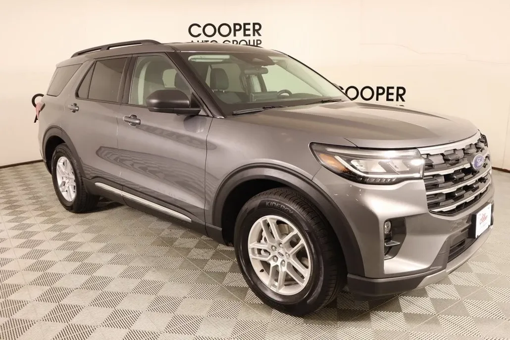 2025 Ford Explorer photo 1