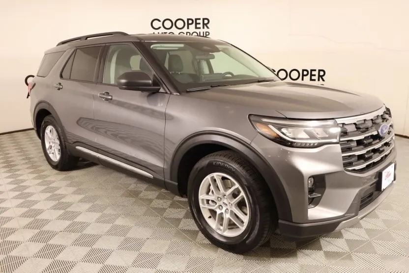 2025 Ford Explorer photo 1