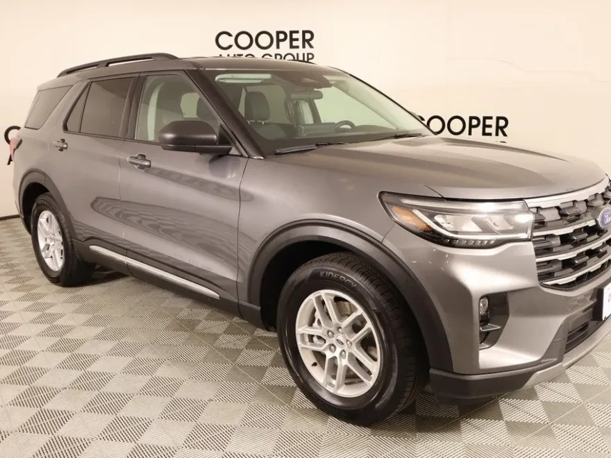 2025 Ford Explorer photo 1