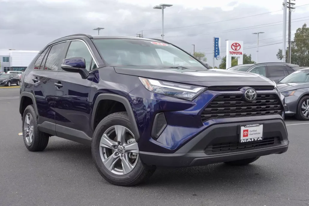 2024 Toyota RAV4 XLE photo 1