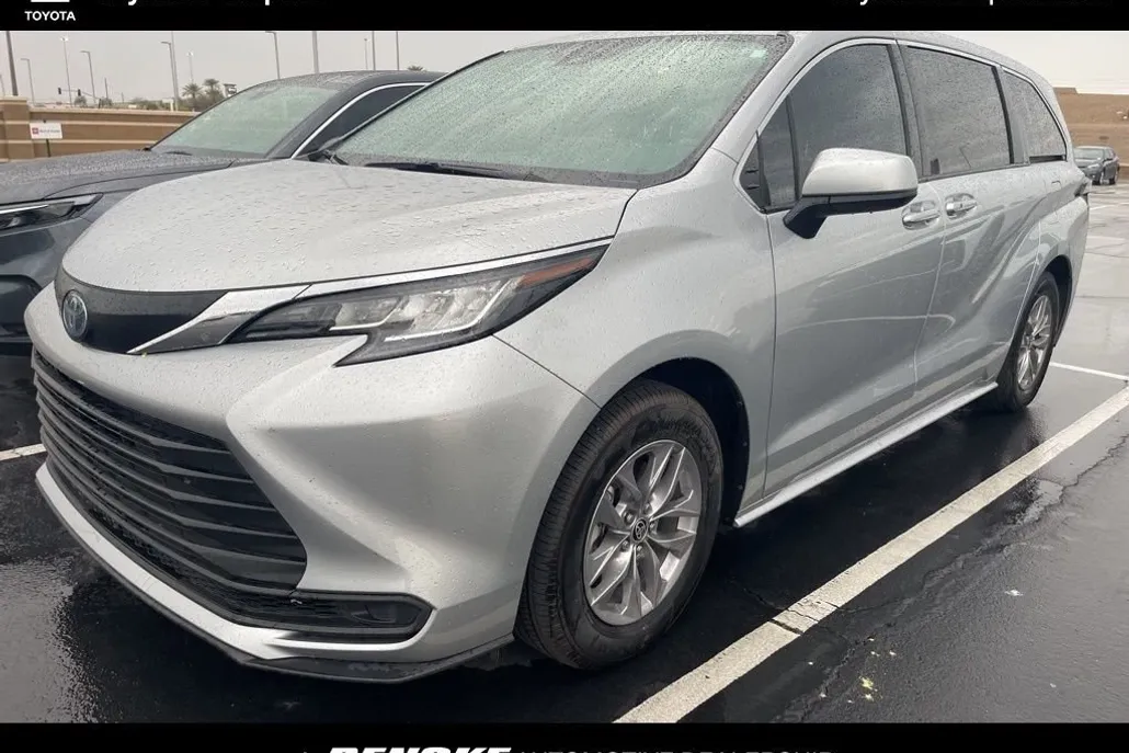 2022 Toyota Sienna LE photo 1