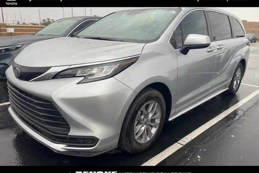 2022 Toyota Sienna LE photo 1