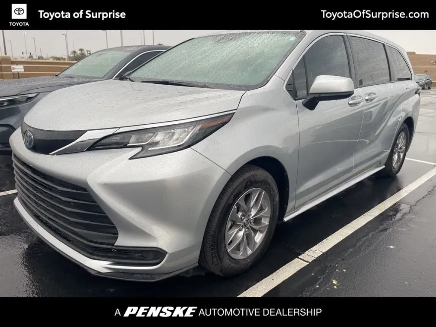 2022 Toyota Sienna LE photo 1