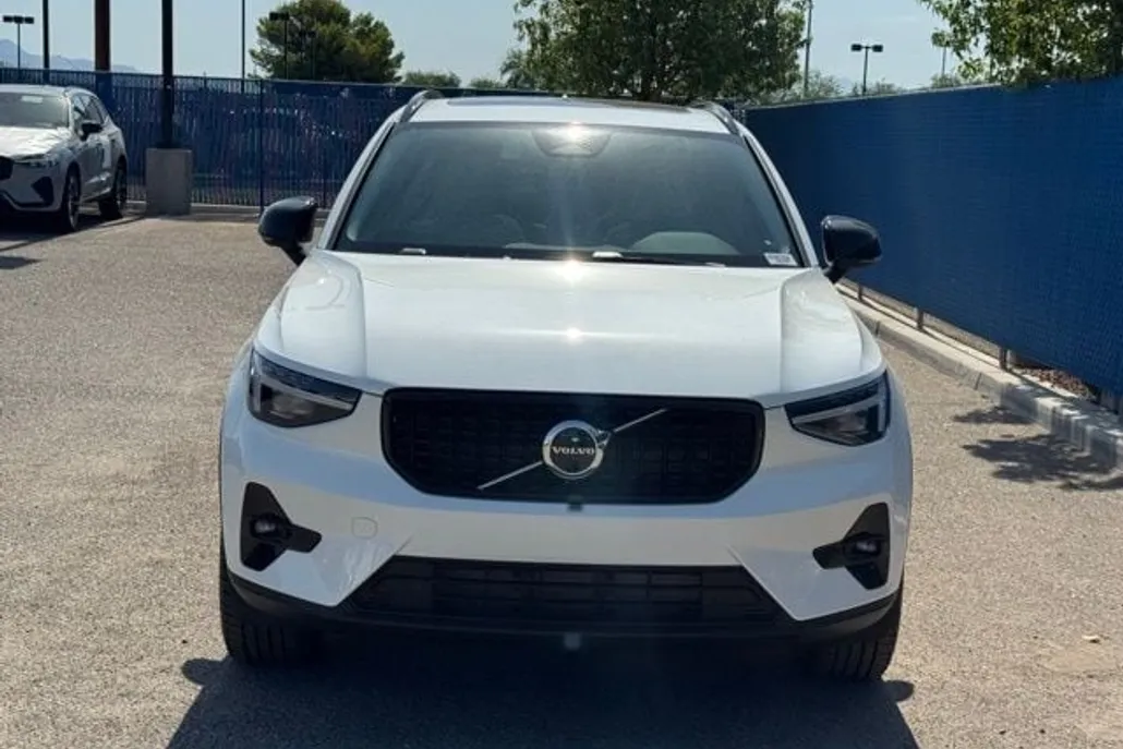 2025 Volvo XC40 Plus photo 1