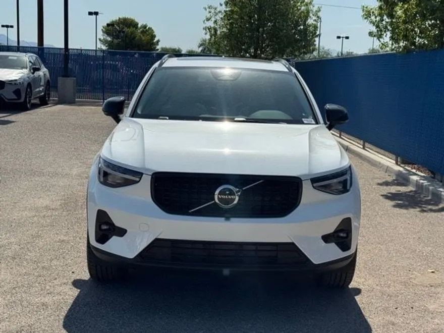 2025 Volvo XC40 Plus photo 1