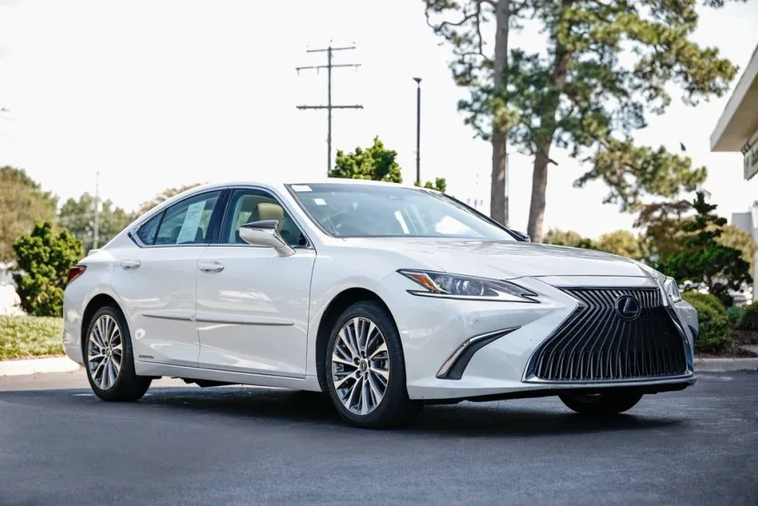 2021 Lexus ES 300h photo 1