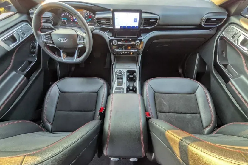 2023 Ford Explorer ST-Line photo 1