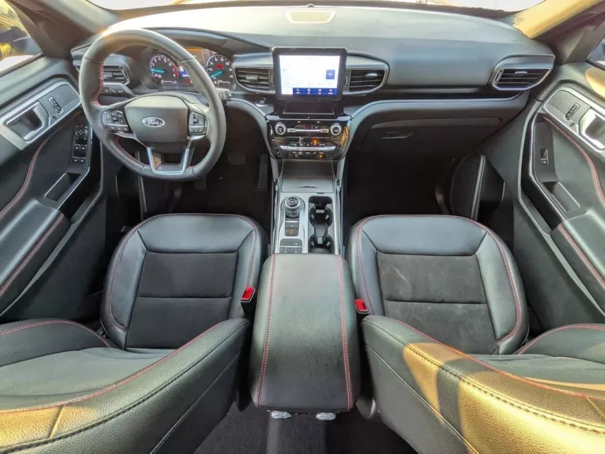 2023 Ford Explorer ST-Line photo 1