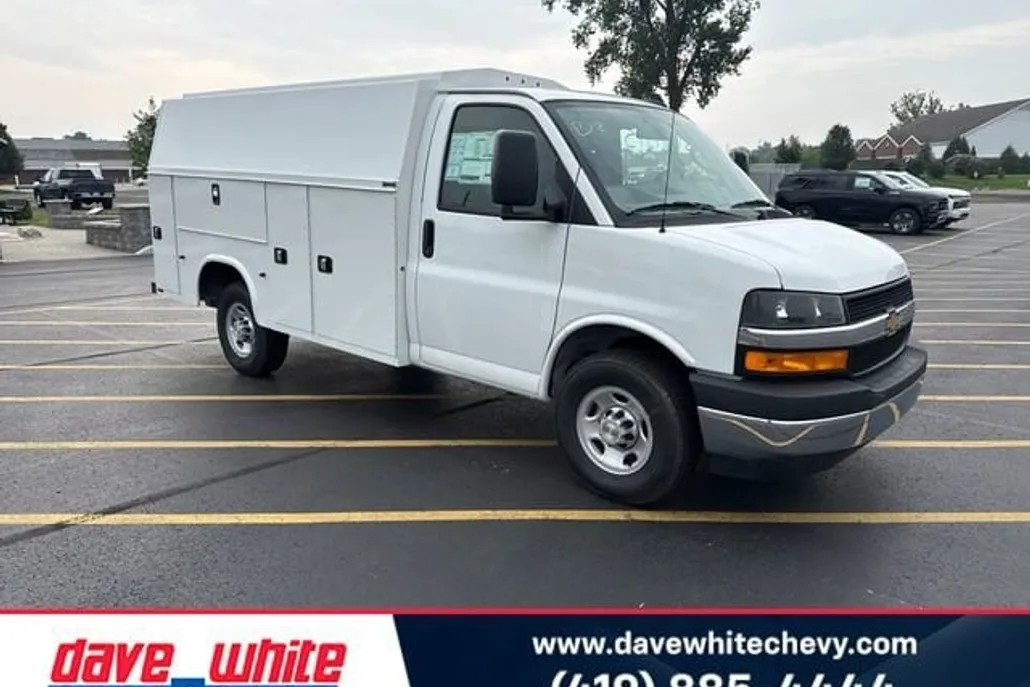 2025 Chevrolet Express Cutaway 3500 photo 1