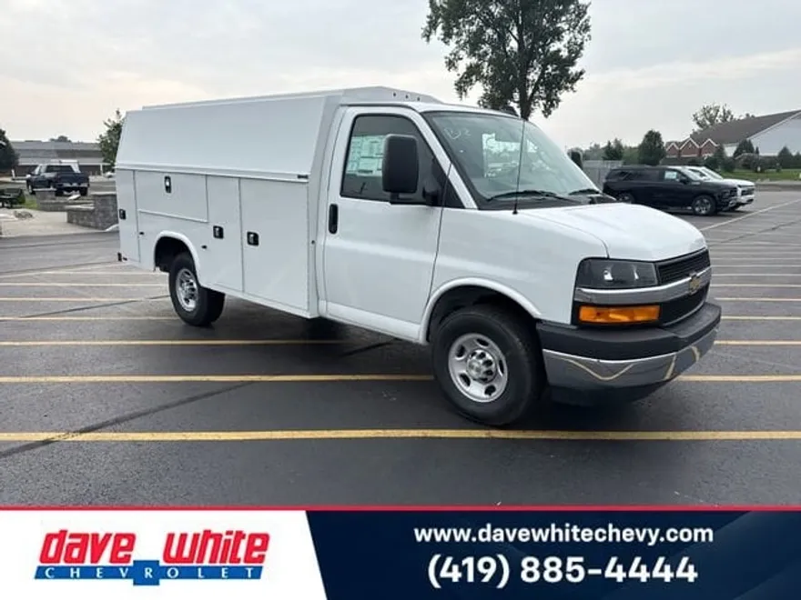 2025 Chevrolet Express Cutaway 3500 photo 1