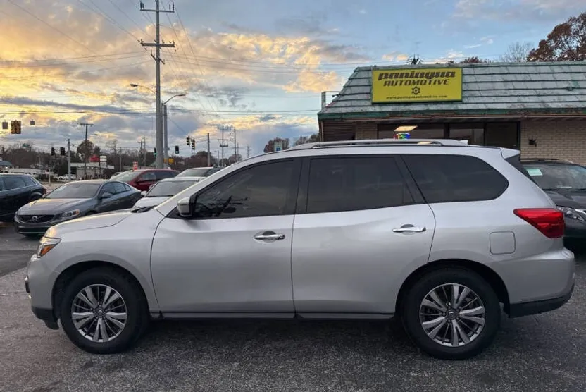 2019 Nissan Pathfinder SV photo 1